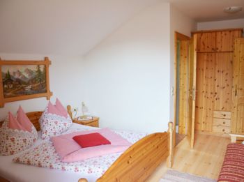 Zimmer mit viel Holz und Comfort